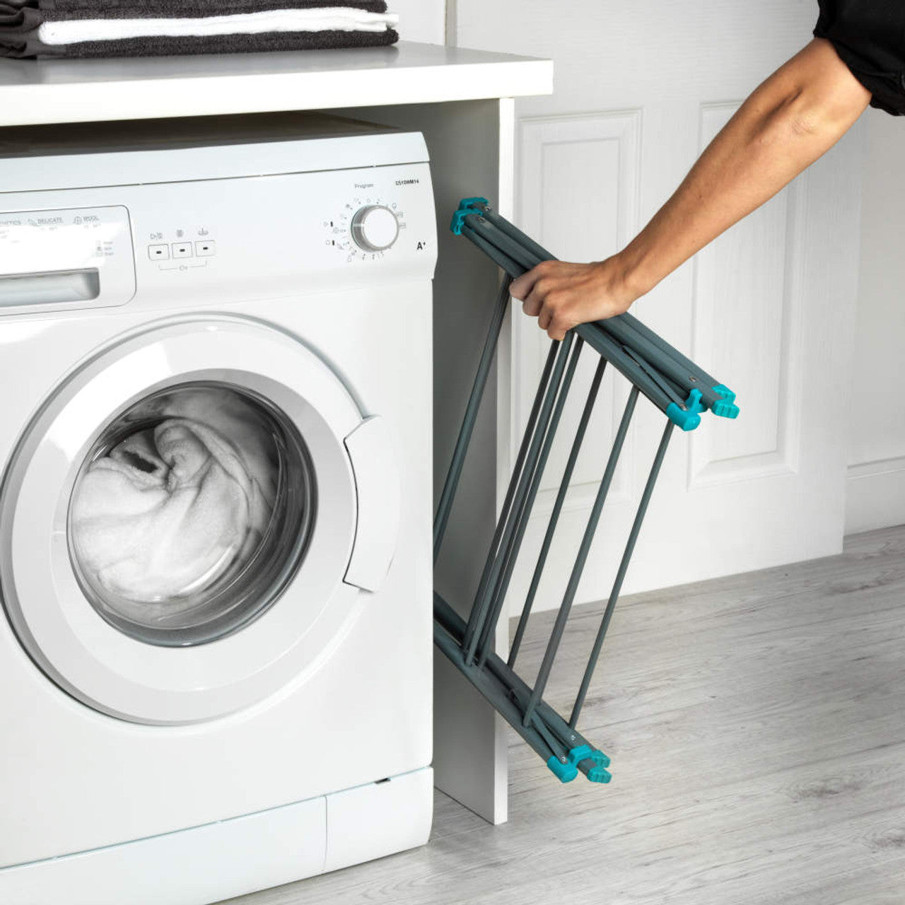 Compact Overdoor Clothes Airer