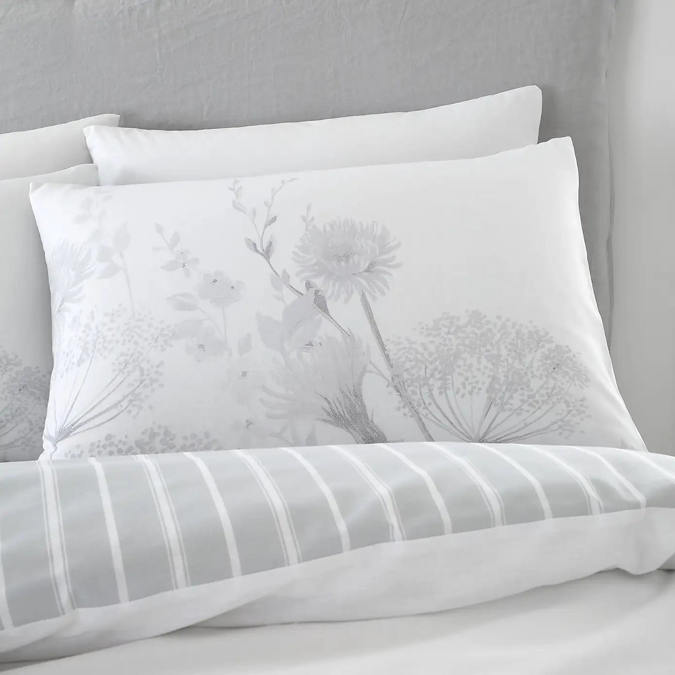 Catherine Lansfield Meadowsweet Floral Duvet Set - White/Grey