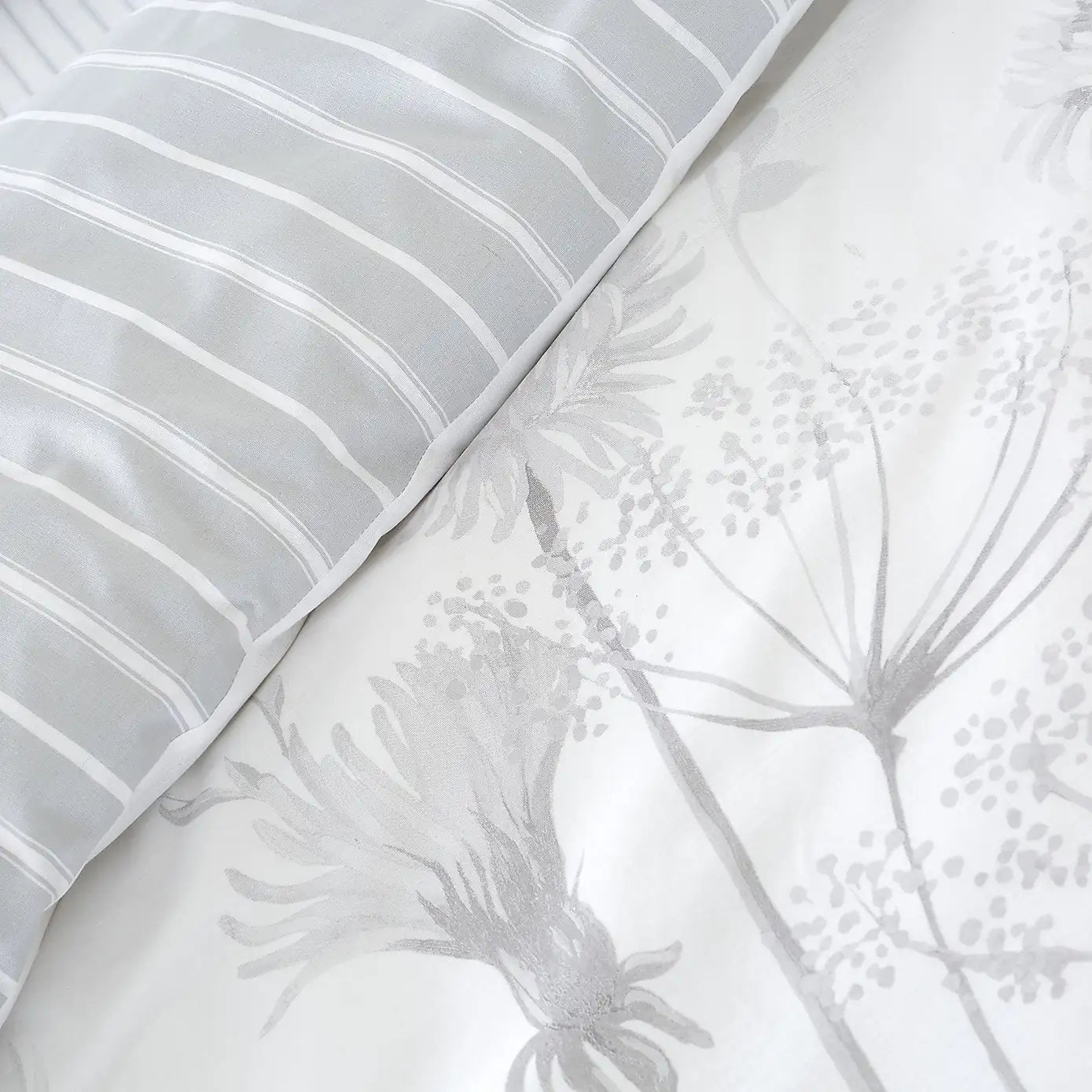 Catherine Lansfield Meadowsweet Floral Duvet Set - White/Grey